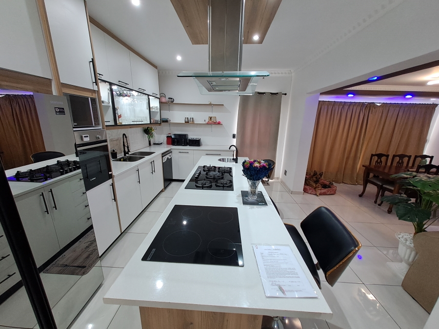 4 Bedroom Property for Sale in Britannica Heights Western Cape